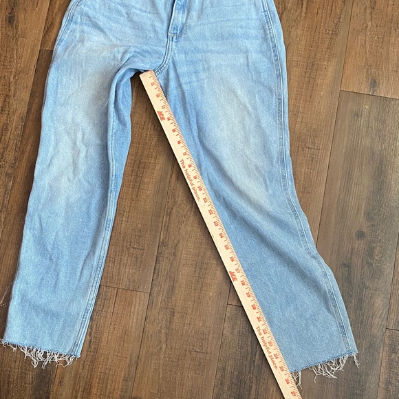 Hollister Light Wash Curvy High-Rise Mom Jeans - Picture 8 of 11